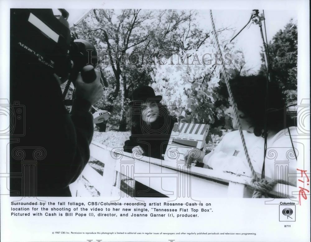 1987 Press Photo Rosanne Cash filming video for Tennessee Flat Top Box - Historic Images