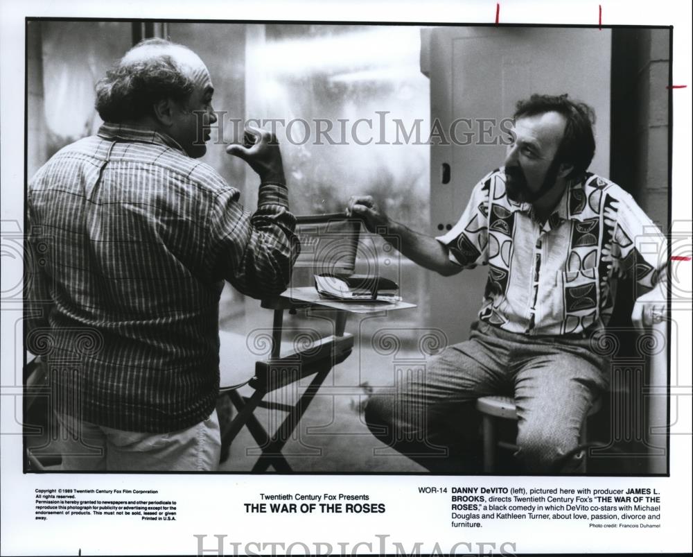 1991 Press Photo Danny DeVito and James L. Brooks on set of War of the Roses - Historic Images