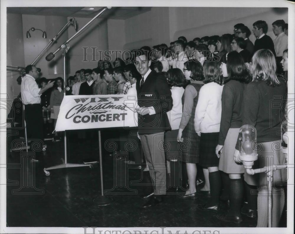Press Photo WIXY Broadcast Cleveland Heights High School Christmas Choir - Historic Images