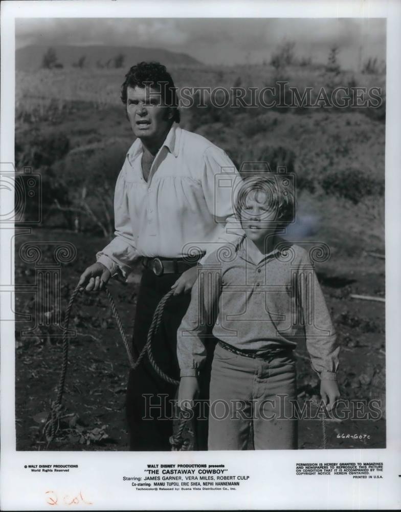 1974 Press Photo James Garner &amp; Eric Shea in The Castaway Cowboy - cvp11928 - Historic Images
