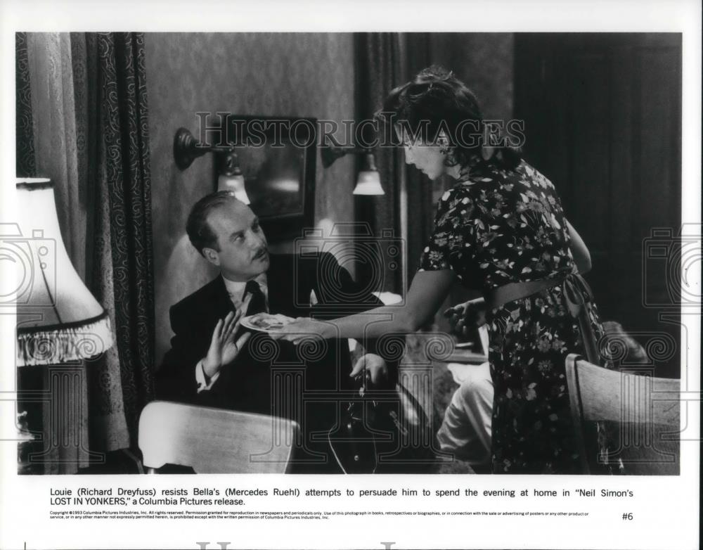 1993 Press Photo Richard Dreyfuss And Mercedes Ruehl in Lost in Yonkers - Historic Images