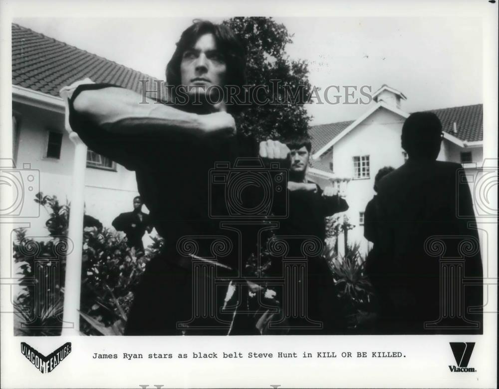 1980 Press Photo James Ryan Stars As Black Belt Steve Hunt Kill Or Be Killed - Historic Images