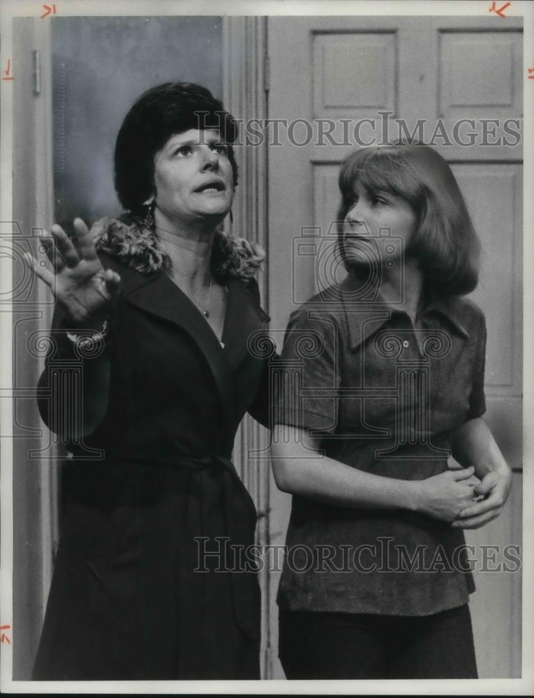 1977 Press Photo Mary Louis Wilson and Bonnie Franklin on One Day at a Time - Historic Images