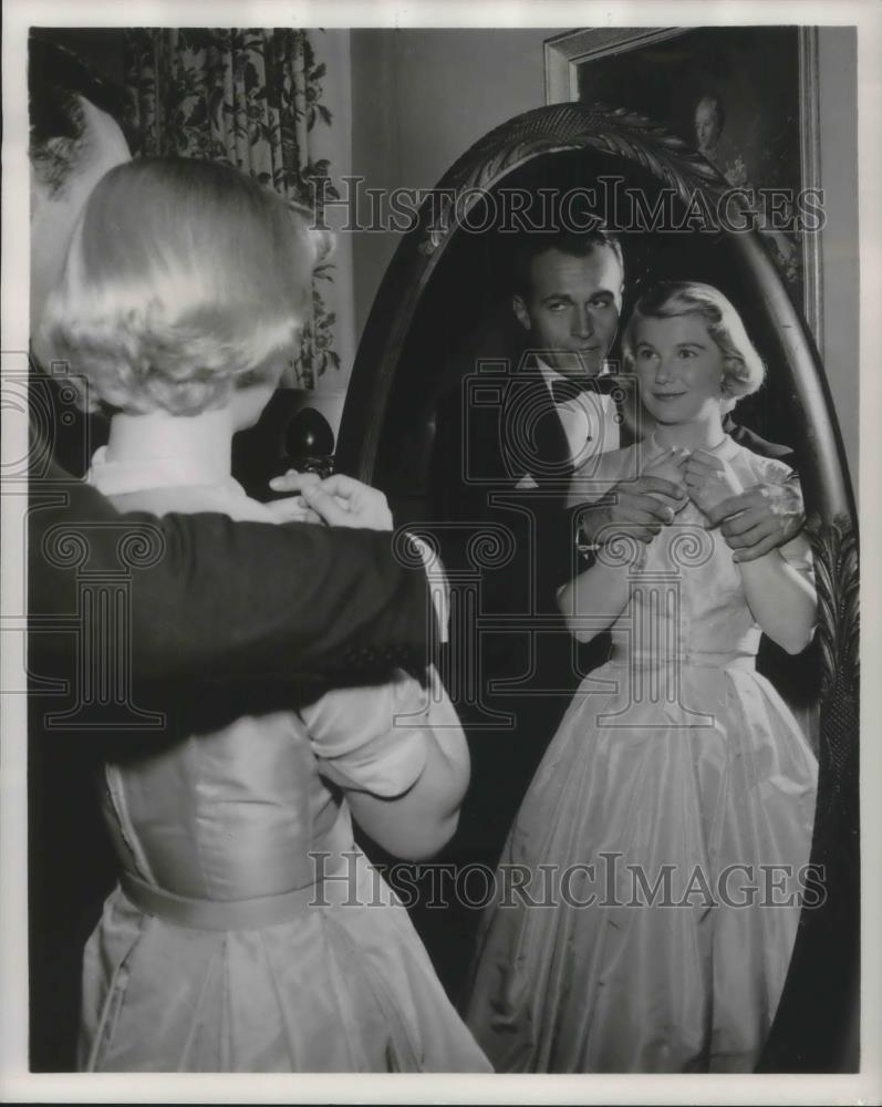 1957 Press Photo Helmut Dantine Barbara Bel Geddes in The Gentle Voice of Murder - Historic Images