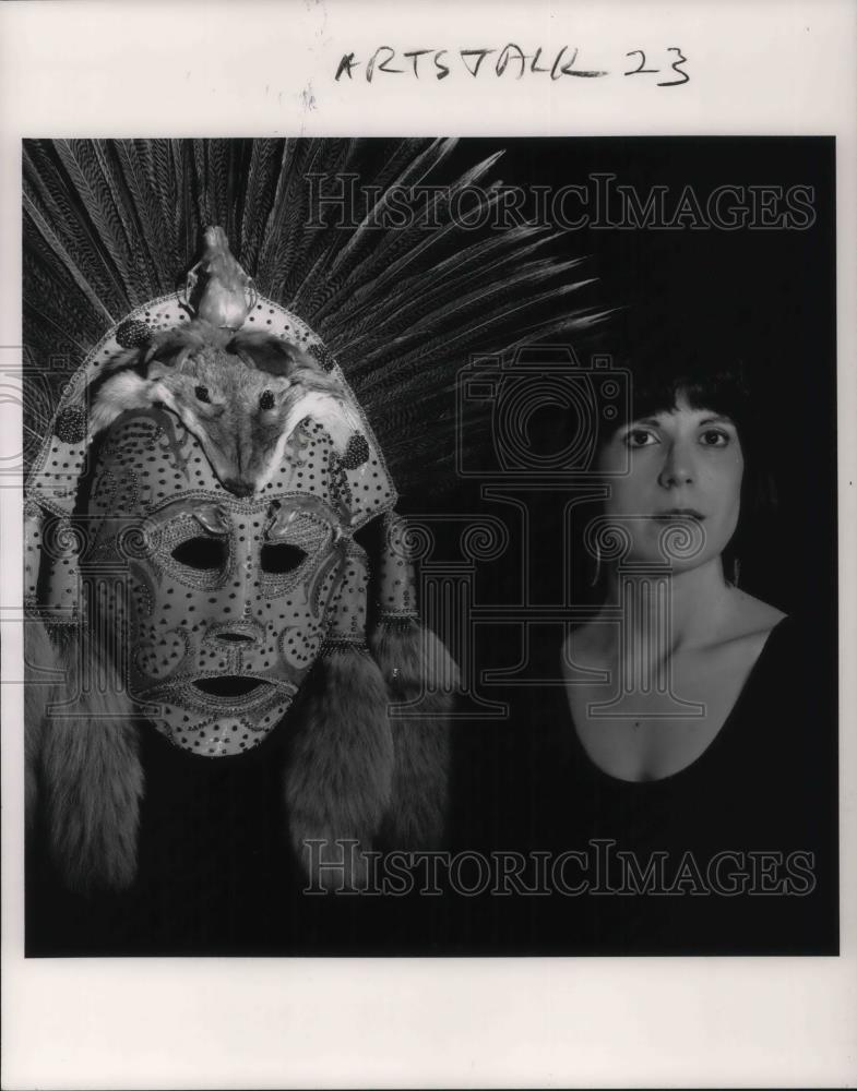 1991 Press Photo Cynthia Gale displaying her unique Ceremonial Art mask - Historic Images