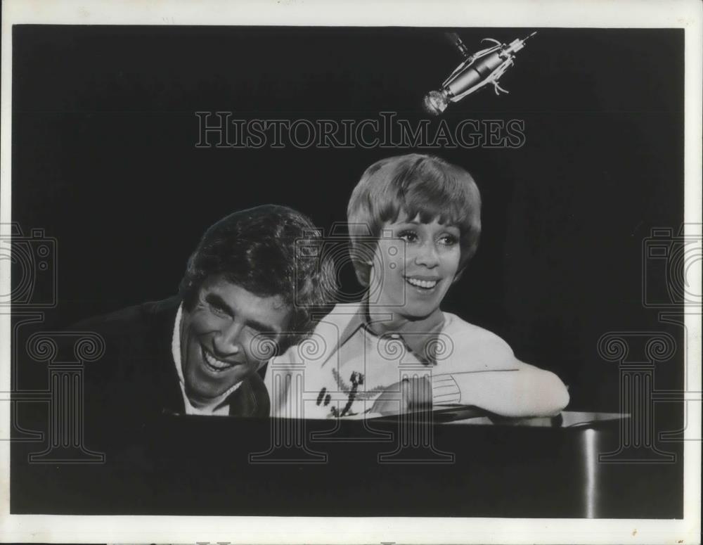 1972 Press Photo Burt Bacharach and Carol Burnett in Close to You - cvp02874 - Historic Images