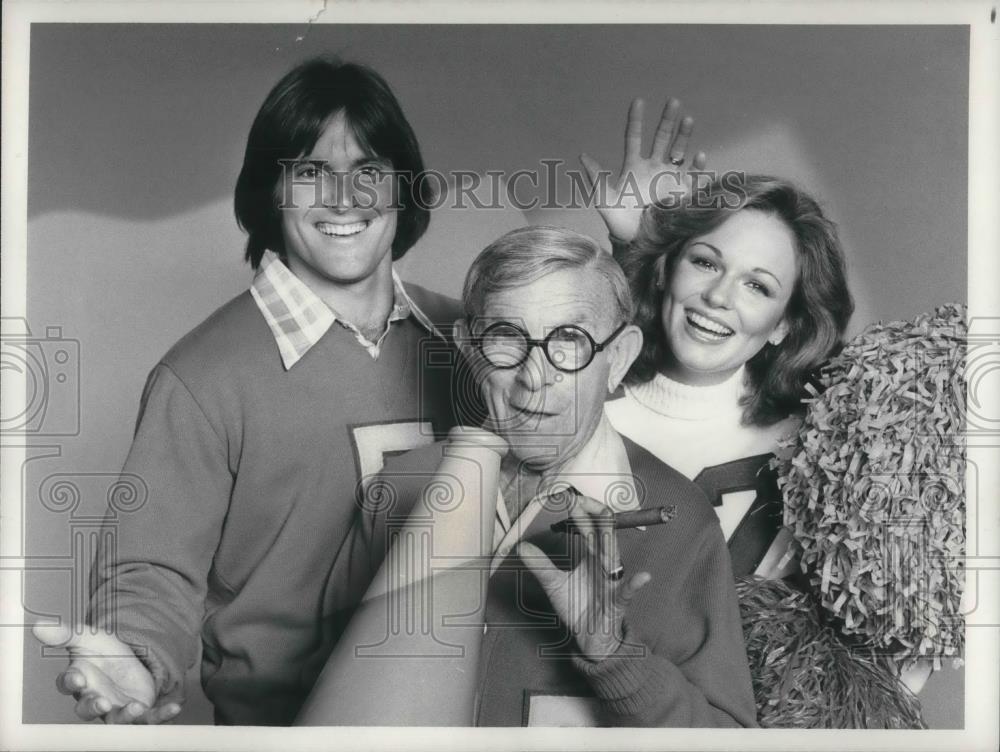 1978 Press Photo Bruce Jenner &amp; George Burns Hosts National Cheerleading Champs - Historic Images