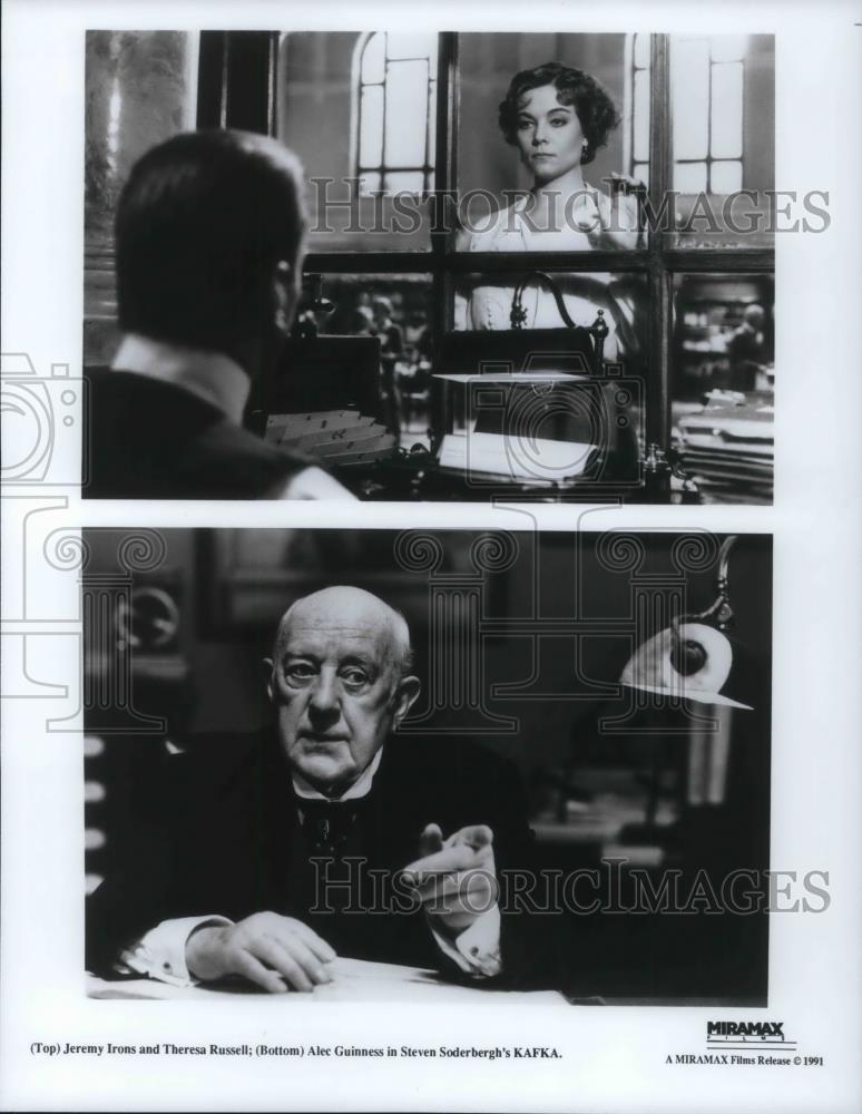 1991 Press Photo Jeremy Irons &amp; Alec Guinness in Kafka - cvp18828 - Historic Images