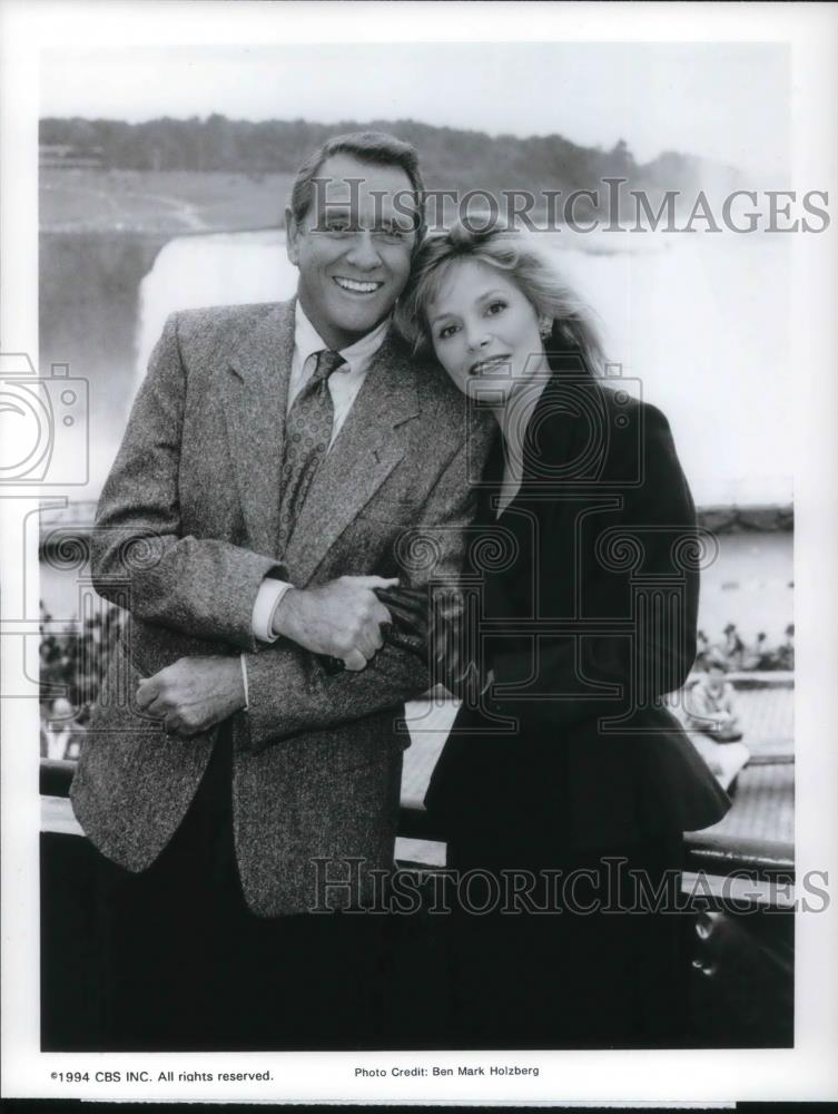 1994 Press Photo Richard Crenna, Helen Shaver in Janek: The WAllflower Murders - Historic Images