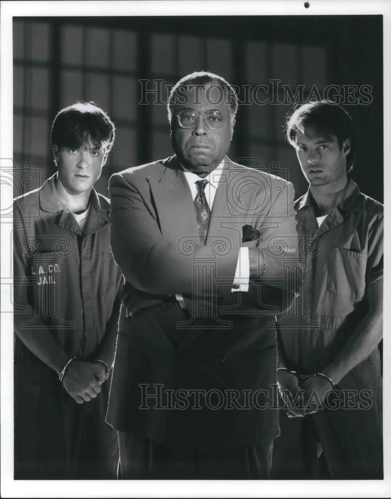 Press Photo Jason Bateman James Earl Jones and James Wilder in Confessions - Historic Images