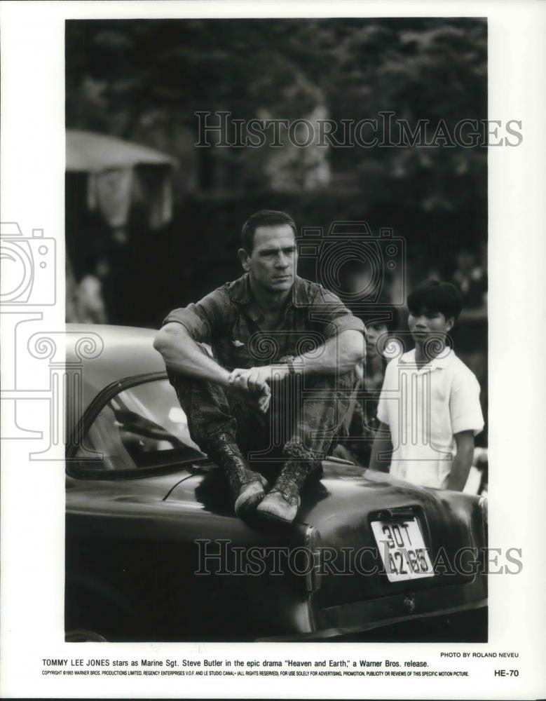 1993 Press Photo Tommy Lee Jones in Heaven & Earth - cvp11246 - Historic Images