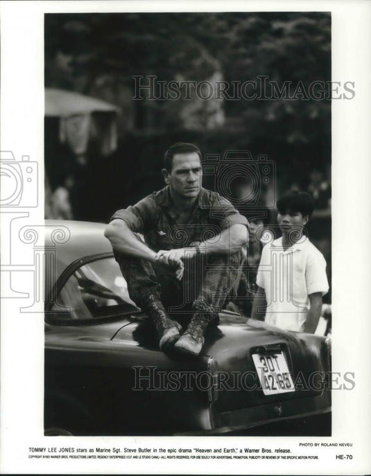 1993 Press Photo Tommy Lee Jones in Heaven & Earth - cvp11246 - Historic Images