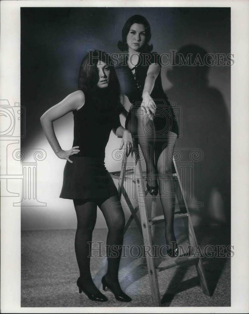 1971 Press Photo Joy Hahn and Denise Ptak in The Time of Your Life - cvp16596 - Historic Images