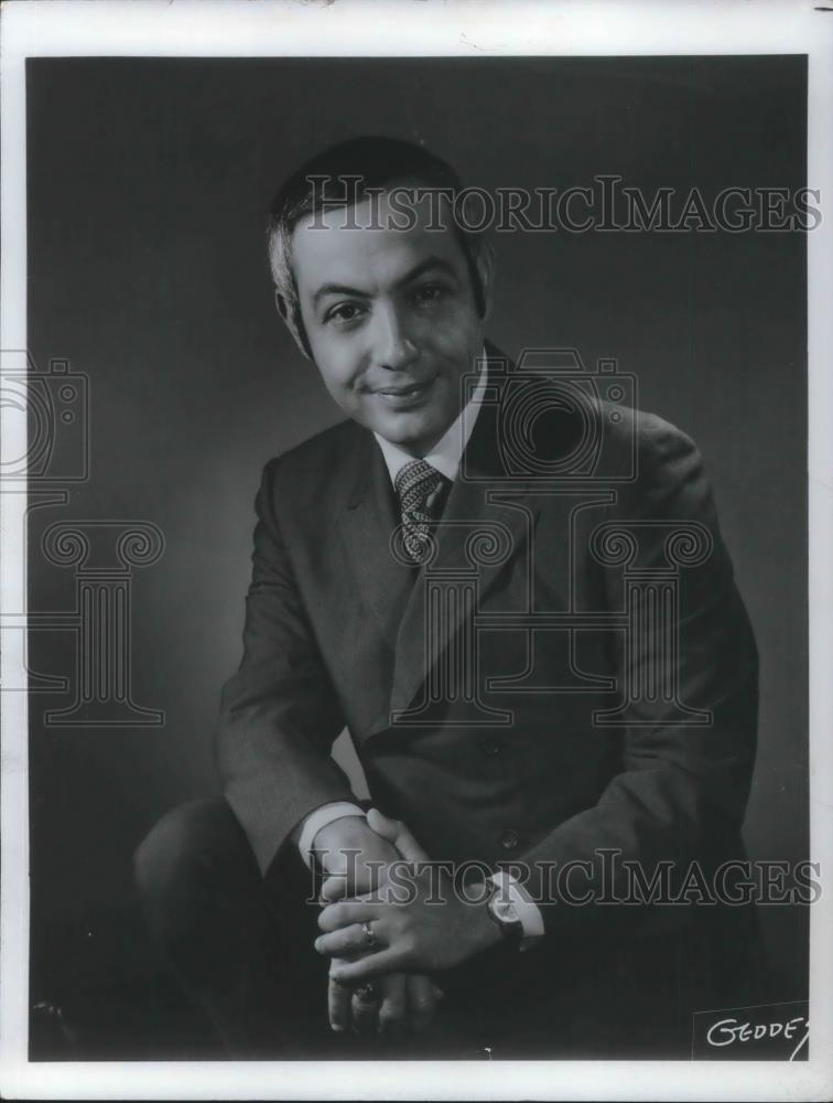1977 Press Photo Virgil Dominic Narrator of Montage Documentary TV Series - Historic Images