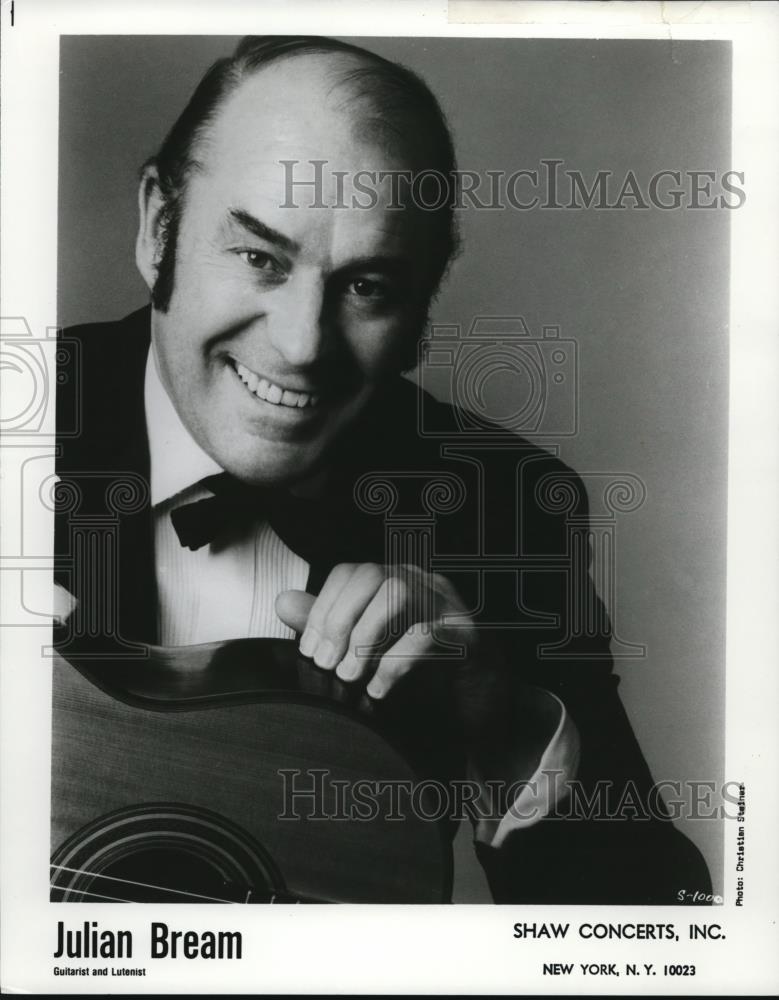 1995 Press Photo Julian Bream Guitarist Lutenist - cvp00080 - Historic Images