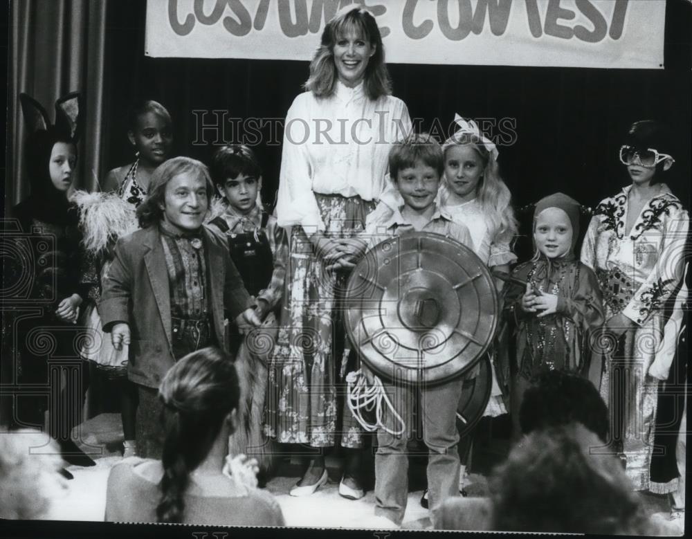 1987 Press Photo David Rappaport, Children, Kristin Meadows, in The Wizard - Historic Images