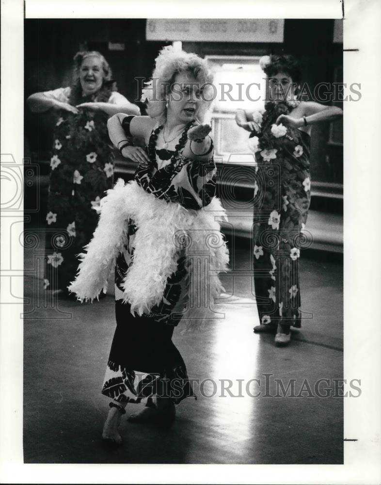 1990 Press Photo Dance Instructor Donna Komidar works on the steps with class - Historic Images