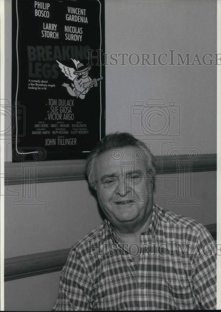 1991 Press Photo Actor Vincent Gardenia poses in lobby of Promenade Theater - Historic Images