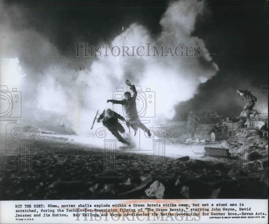 1968 Press Photo John Wayne and David Janssen star in The Green Berets - Historic Images