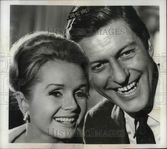 1969 Press Photo Debbie Reynolds & Dick Van Dyke - cvp12516 - Historic Images