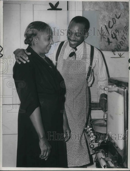 1948 Press Photo Harrison Dillard, College Track Runner & His Mother - cvp03257 - Historic Images