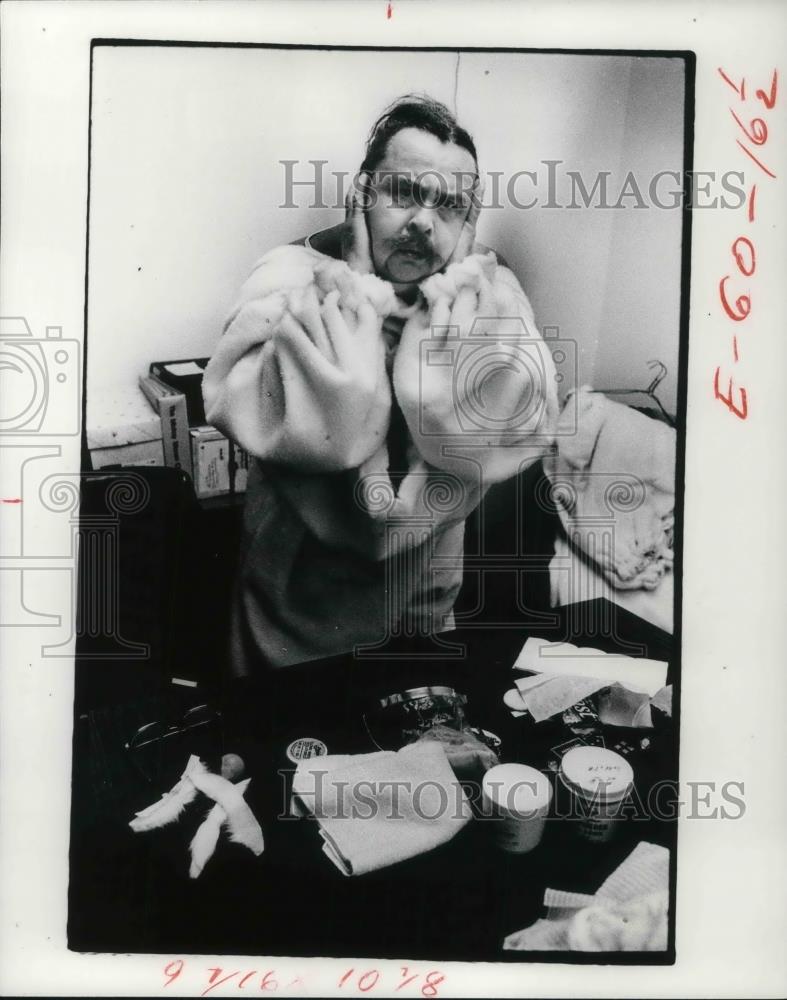 1976 Press Photo Eddy Halas plays Snoozy the Snowman at Severance Center - Historic Images