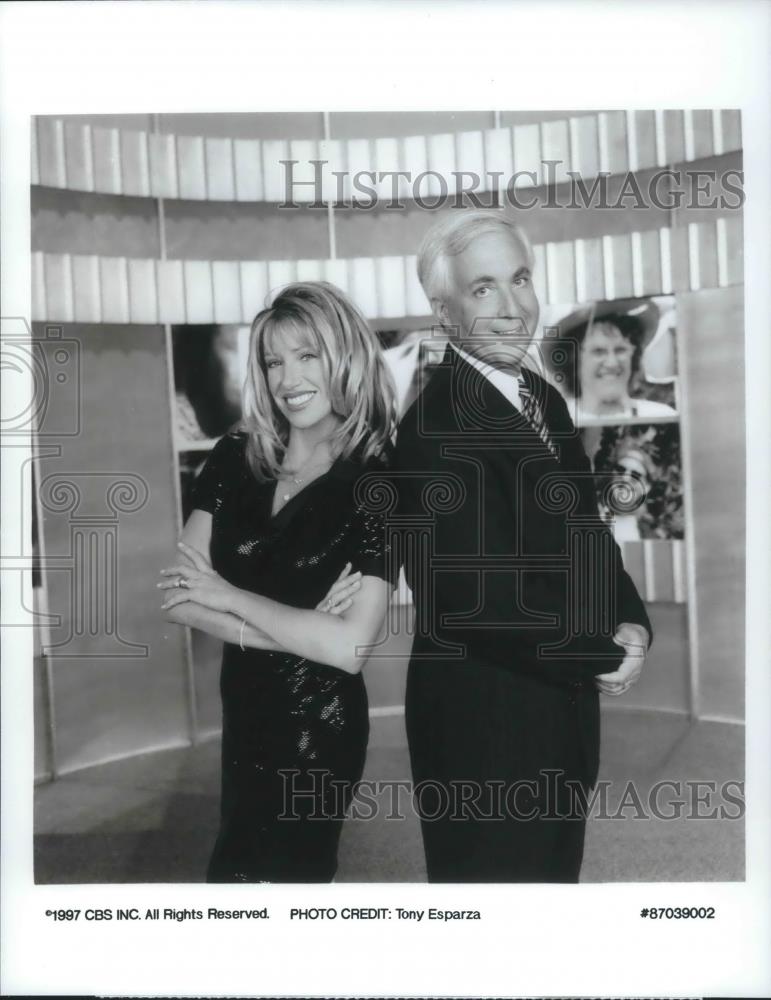 1997 Press Photo Peter Funt and Suzanne Somers on Candid Camera Battle of Sexes - Historic Images