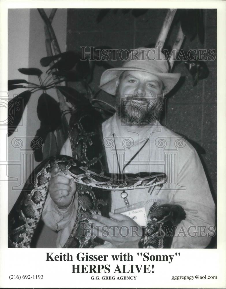 Press Photo Keith Gisser with Sonny the snake - cvp14171 - Historic Images