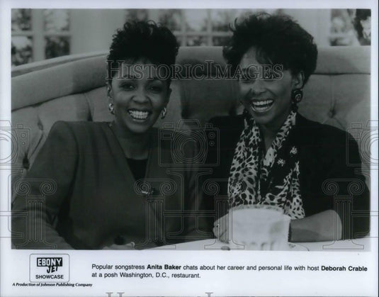 Press Photo Anita Baker & Deborah Crable at DC Restaurant - cvp15077 - Historic Images