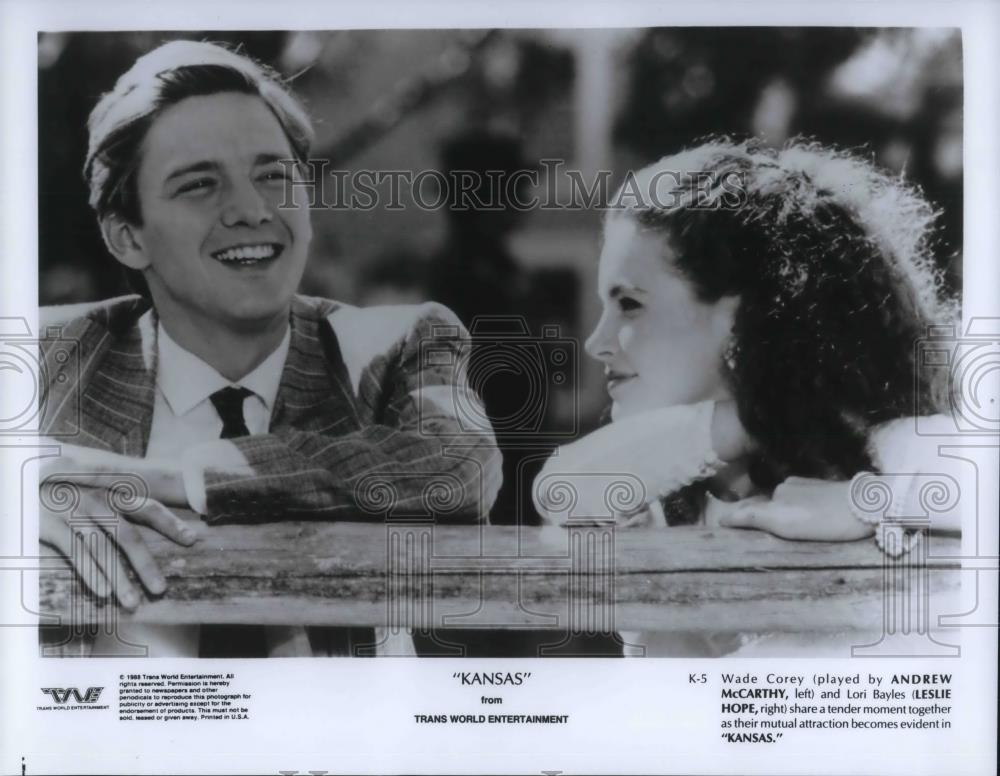 1988 Press Photo Andrew McCarthy and Leslie Hope In Kansas - cvp19394 - Historic Images