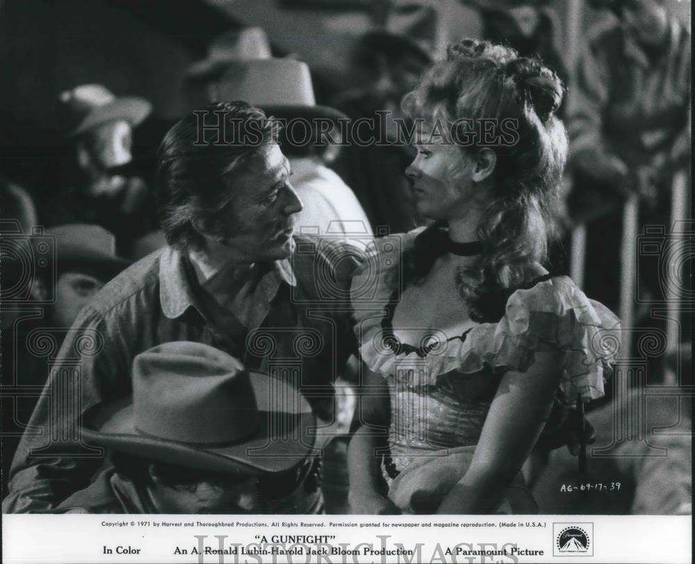 1971 Press Photo Kirk Douglas and Karen Black in A Gunfight - Historic Images