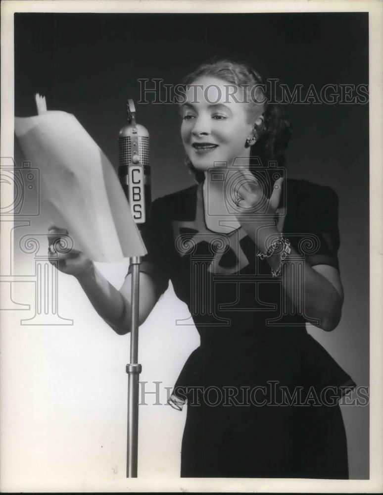 1945 Press Photo Helen Hayes - cvp16530 - Historic Images
