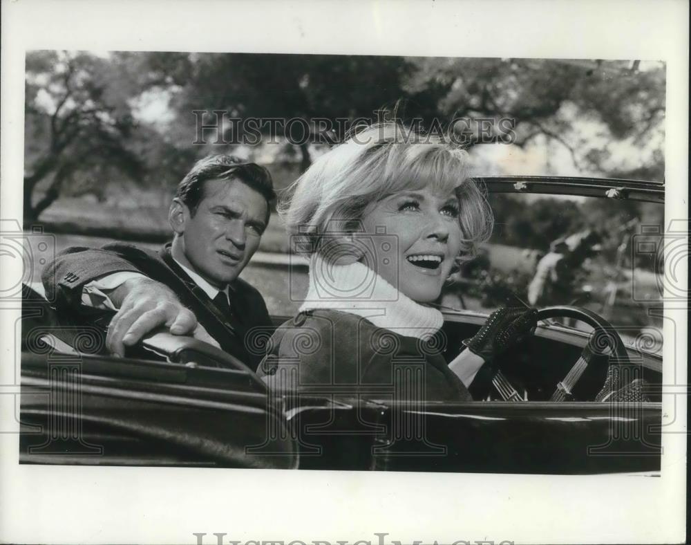 1969 Press Photo Doris Day and Rod Taylor in Do Not Disturb - cvp05018 - Historic Images