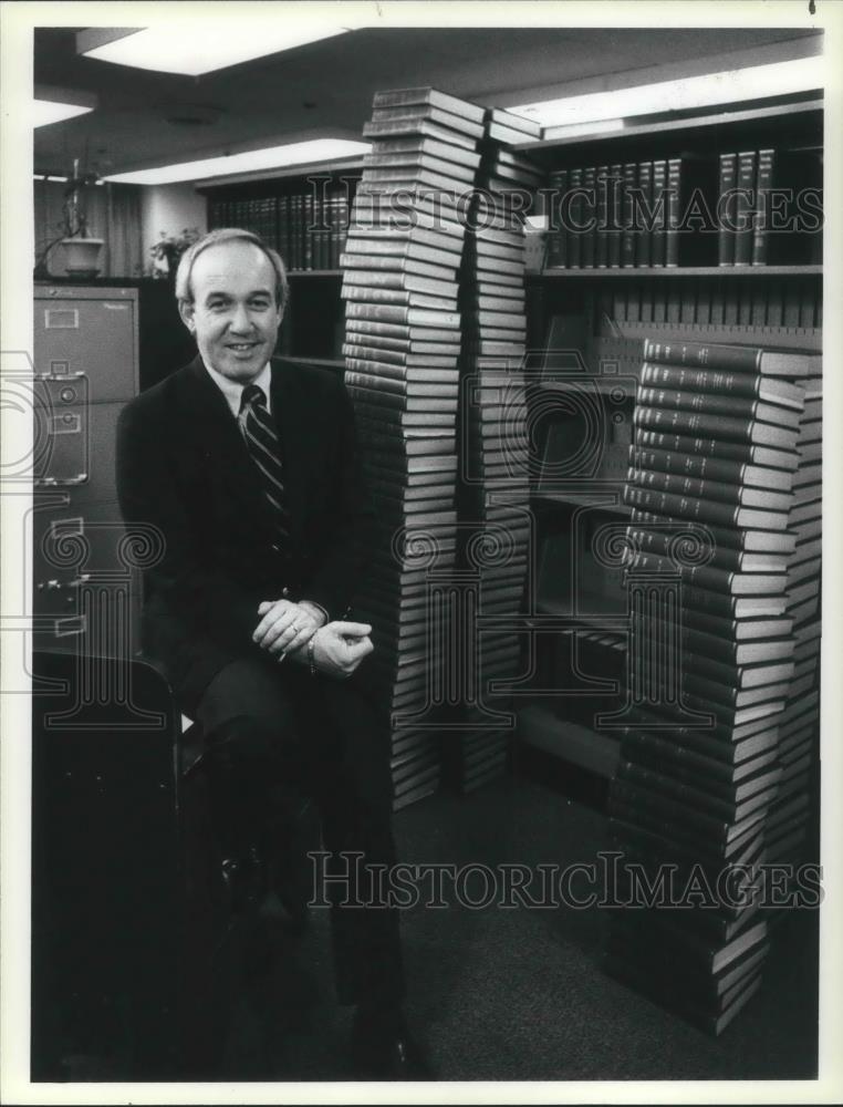 1984 Press Photo John Cancy NBC News Correspondent Federal Register Washington - Historic Images