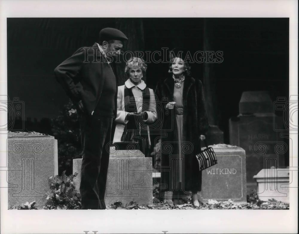 Press Photo Nanette Fabres &amp; Eugene Troobnicj in The Cemetery Club - cvp11703 - Historic Images