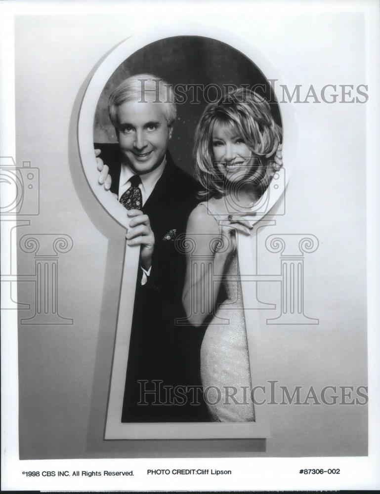 1998 Press Photo Peter Funt and Suzanne Somers host Candid Camera - cvp09546 - Historic Images