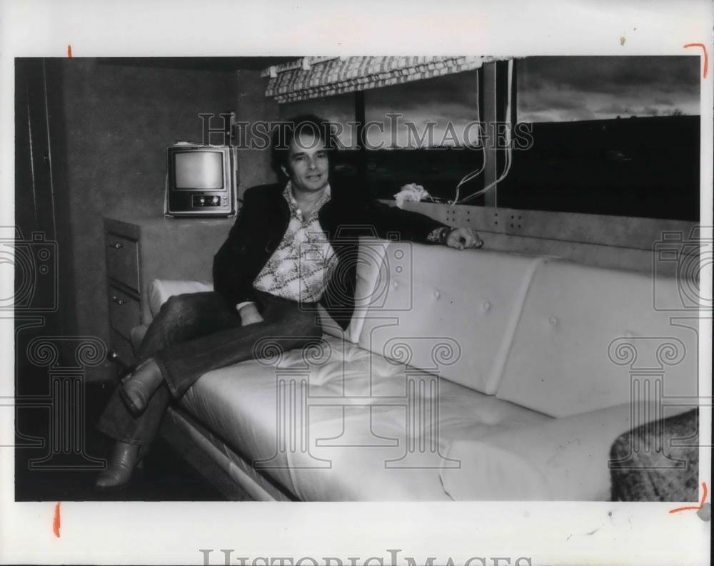 1978 Press Photo Country Music Star Merle Haggard on white leather sofa - Historic Images