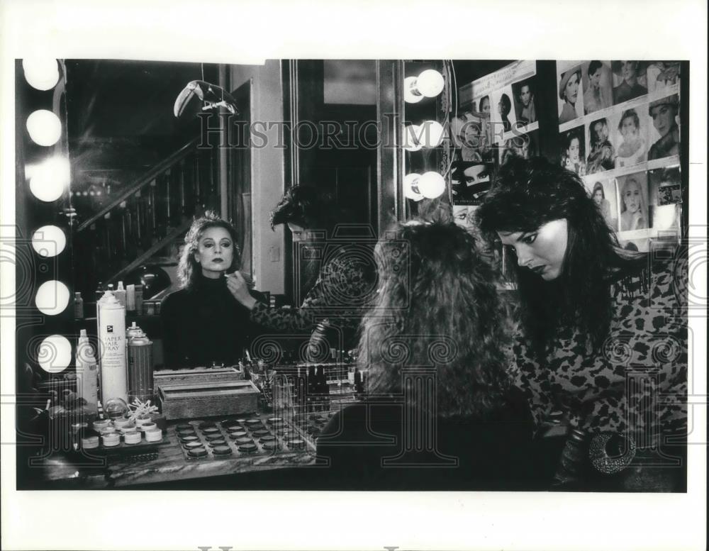 1990 Press Photo Nada Bishop Makeup Artist and Lynda Khoury - cvp02220 - Historic Images