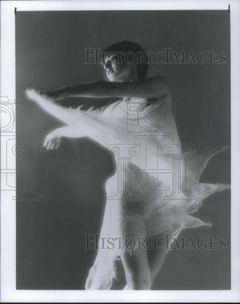 1986 Press Photo Linda Gold in Petals on the Water - cvp13507 - Historic Images