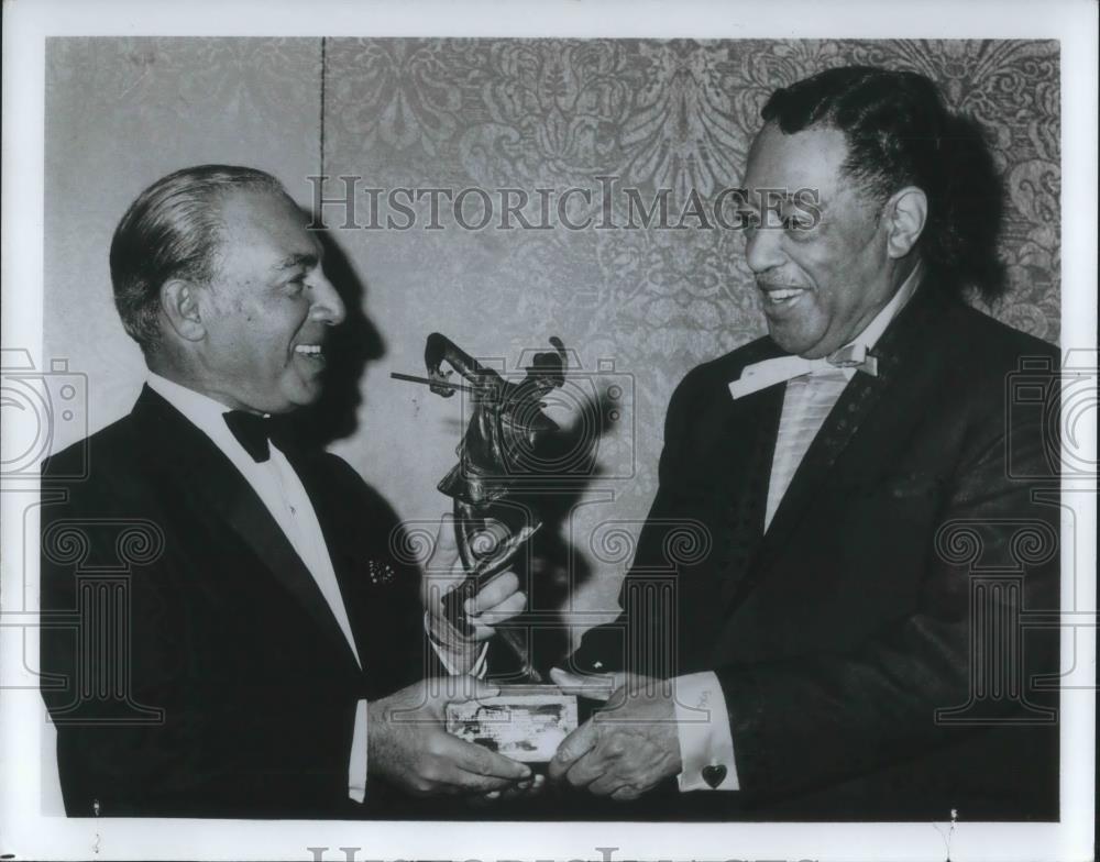 1974 Press Photo Duke Ellington Accepts ASCAP Pied Piper Award Stanley Adams - Historic Images