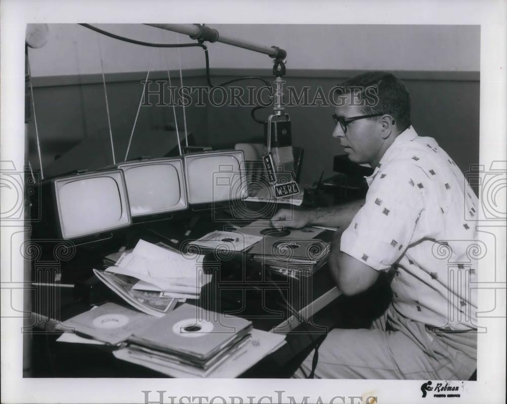 Press Photo Host on WERE - cvp19207 - Historic Images