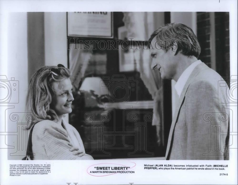 1986 Press Photo Alan Alda and Michelle Pfeiffer in Sweet Liberty - cvp10155 - Historic Images