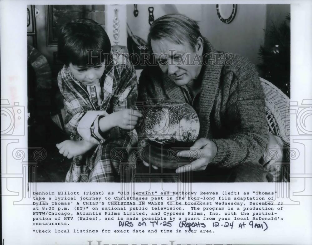 1987 Press Photo Denholm Elliott Mathonwy Reeves in A Child&#39;s Christmas in Wales - Historic Images
