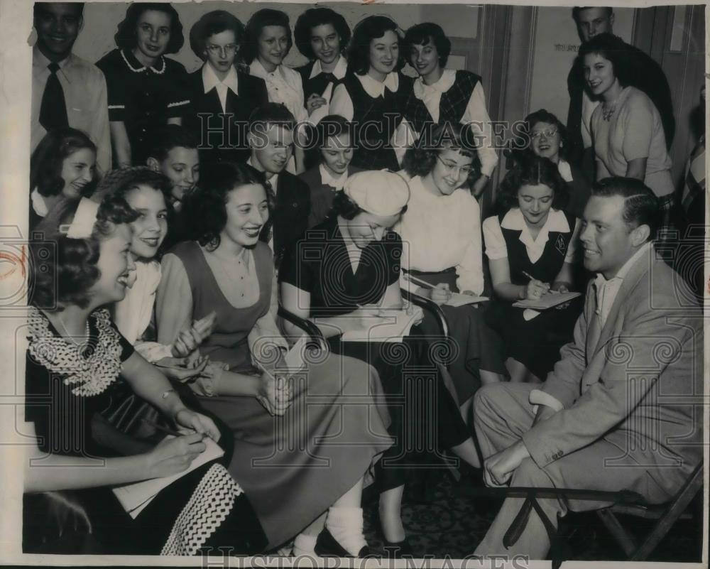 1948 Press Photo Dick Haymes Actor and Singer with Hi-News Kids - cvp16790 - Historic Images