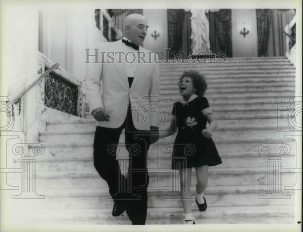 1986 Press Photo Albert Finney &amp; Aileen Quinn in Annie - cvp18451 - Historic Images