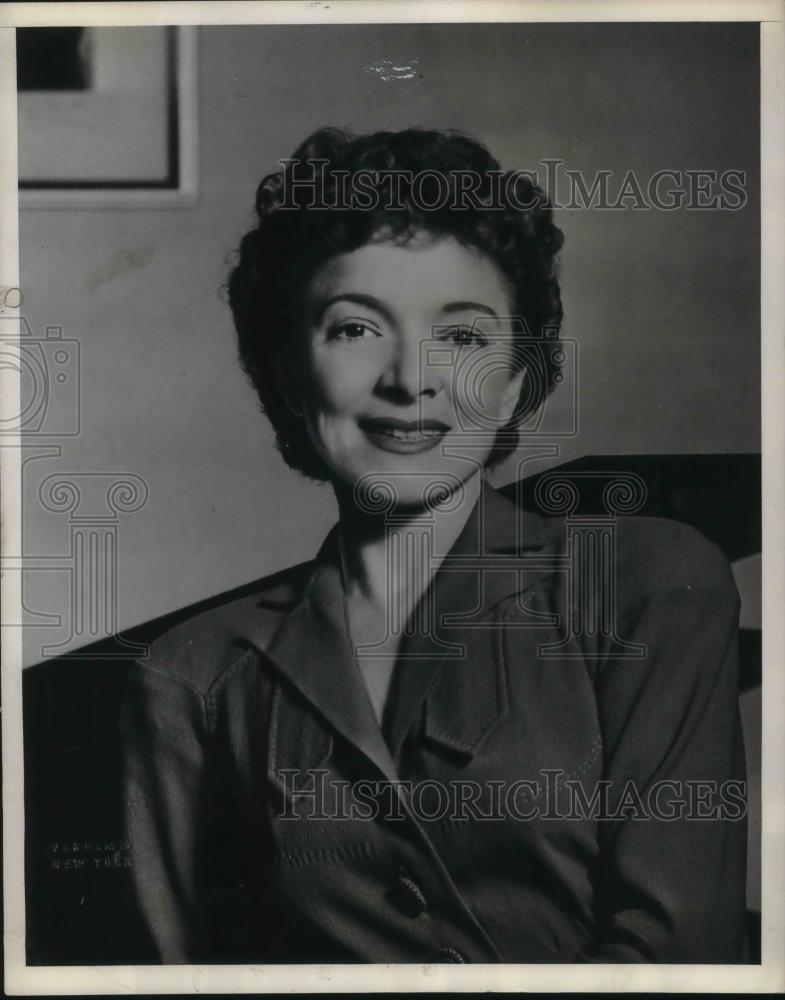 1945 Press Photo Helen Hayes premieres radio program This is Helen Hayes - Historic Images
