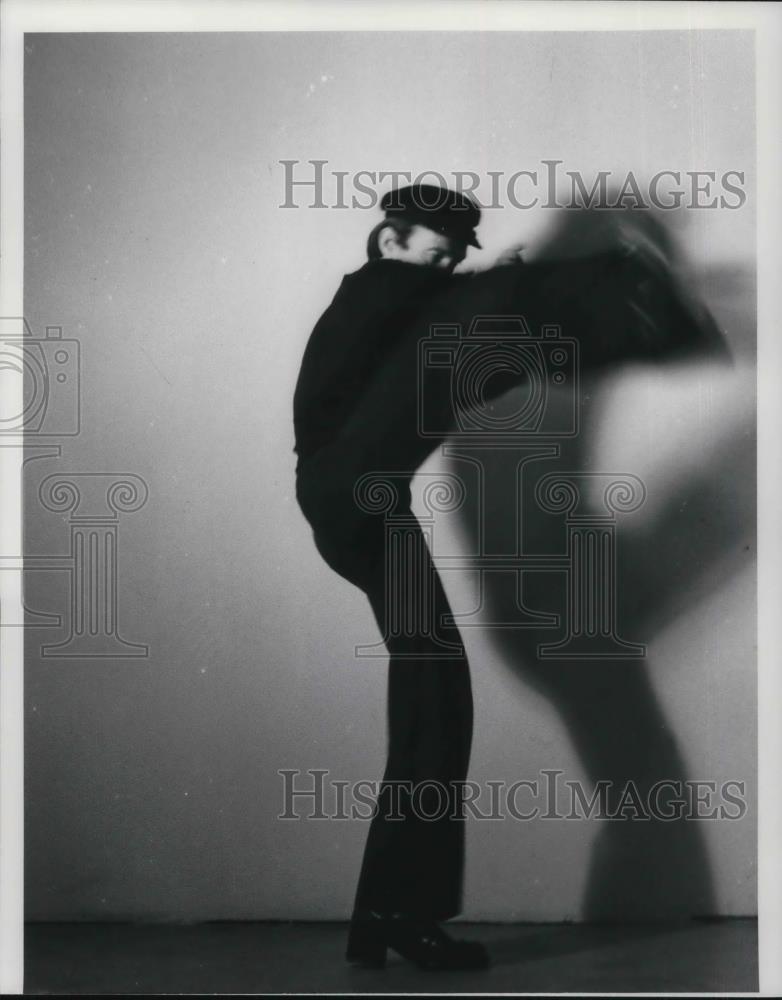1977 Press Photo Vassilis Giacoumis Greek Folk Dancer Zembekiko - Historic Images