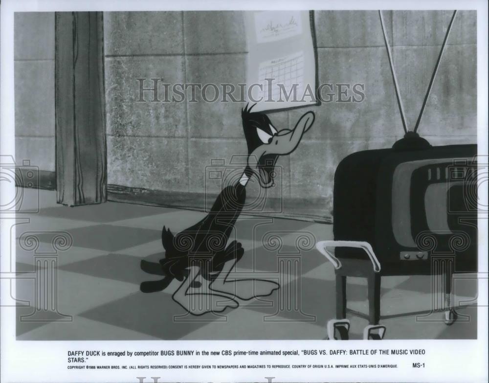 1988 Press Photo Daffy Duck in Bugs Vs Daffy Battle of the Music Video Stars - Historic Images