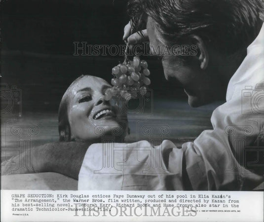 1969 Press Photo Faye Dunaway and Kirk Douglas in The Arrangement - cvp02952 - Historic Images