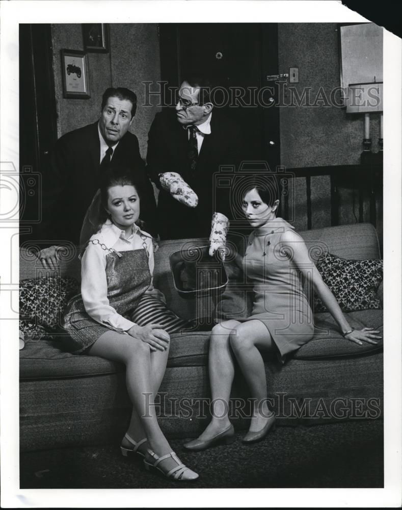 1968 Press Photo Don Ameche Robert Lewis Kerry Slattery Carol Lawson Odd Couple - Historic Images